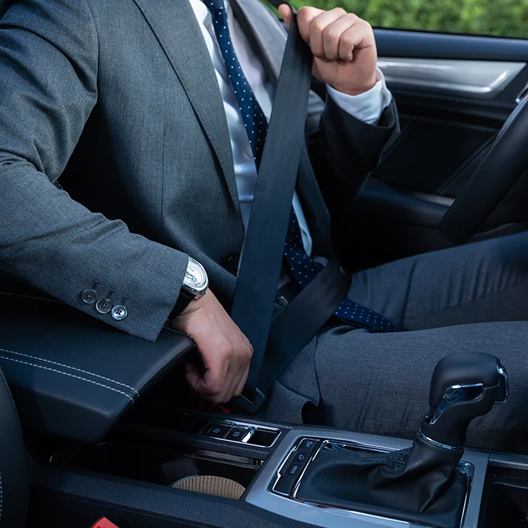 El principio de trabajo y el uso del cinturón de seguridad del automóvil.